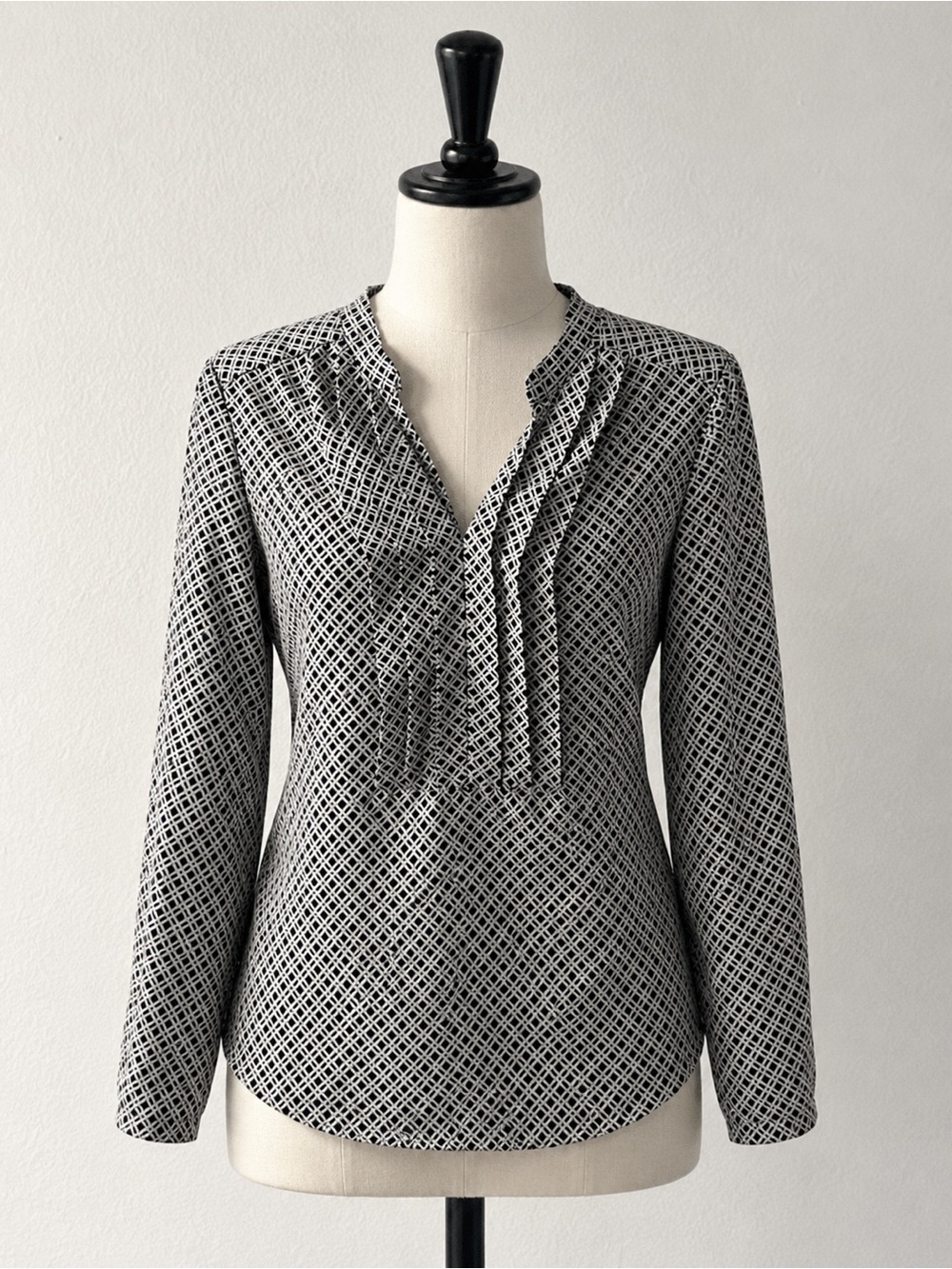 New York & Company Black and White Geometric Pintuck Blouse, Size M
